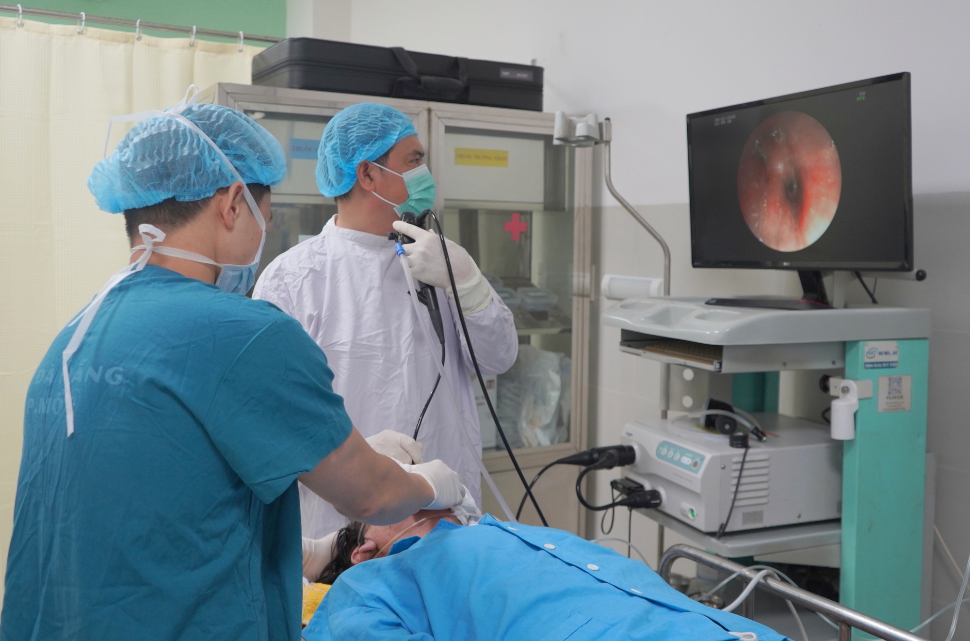 Người đ&agrave;n &ocirc;ng bị "bỏ qu&ecirc;n" răng giả trong phổi suốt 20 năm- Ảnh 1.