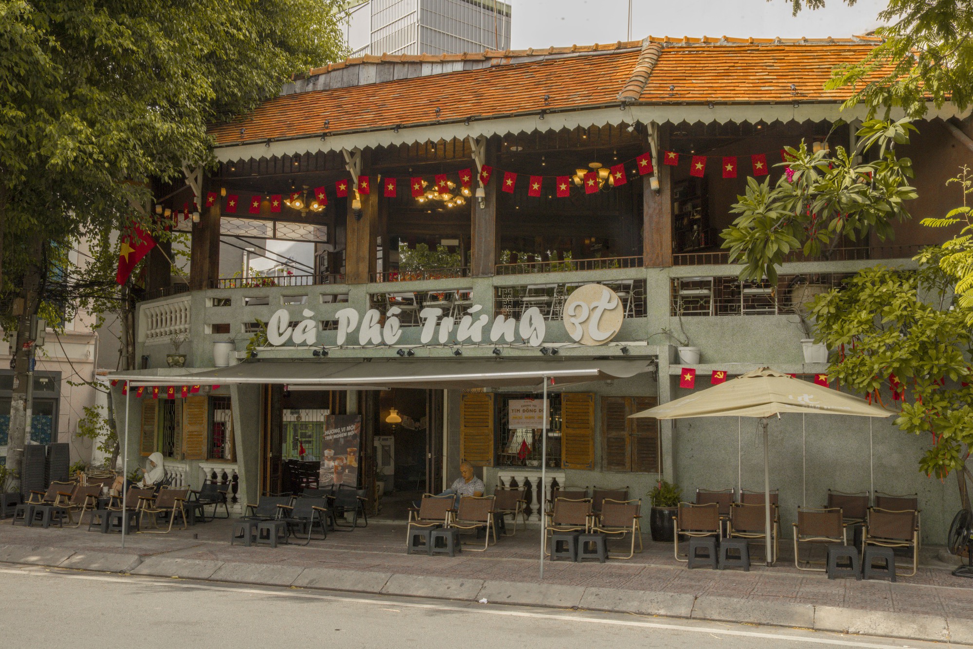 Văn ho&aacute; l&agrave;m n&ecirc;n kh&aacute;c biệt trong F&B: Khi C&agrave; Ph&ecirc; Trứng 3T, Queenam v&agrave; Khoai Lang Nướng trở th&agrave;nh cầu nối với người trẻ- Ảnh 1.