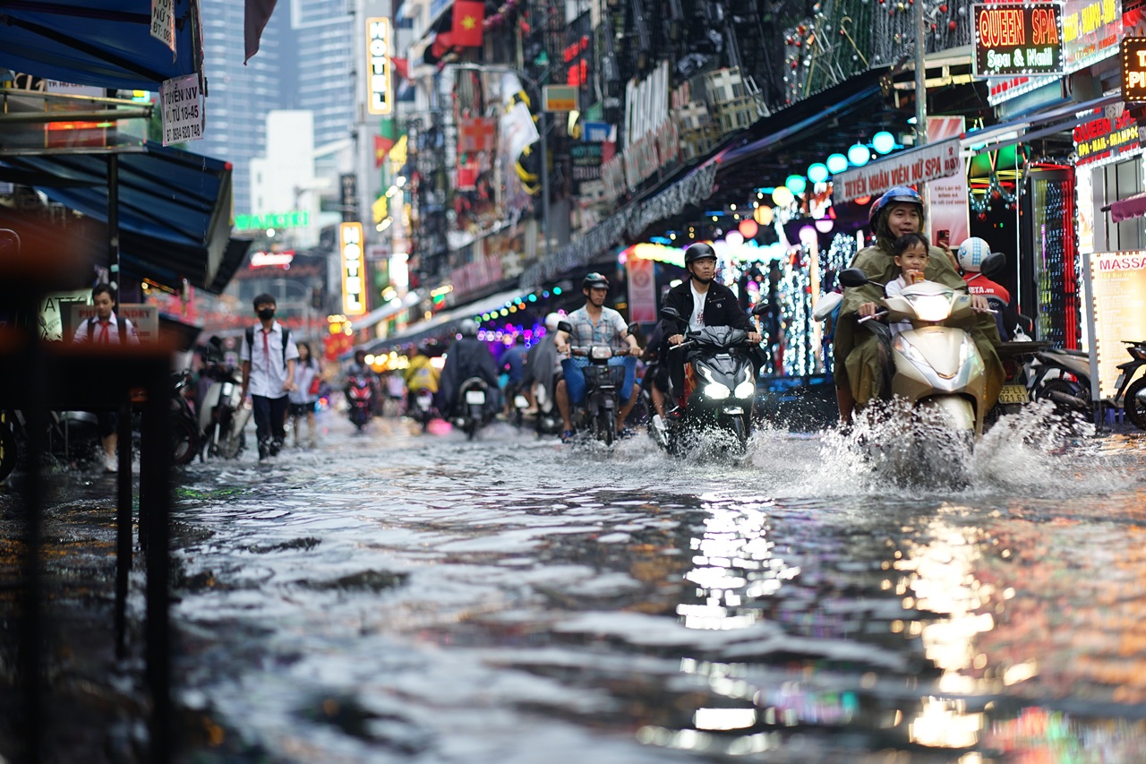 Mưa tr&aacute;i m&ugrave;a chiều Noel, phố B&ugrave;i Viện ngập, người d&acirc;n TP.HCM thấp thỏm kế hoạch xuống phố- Ảnh 8.