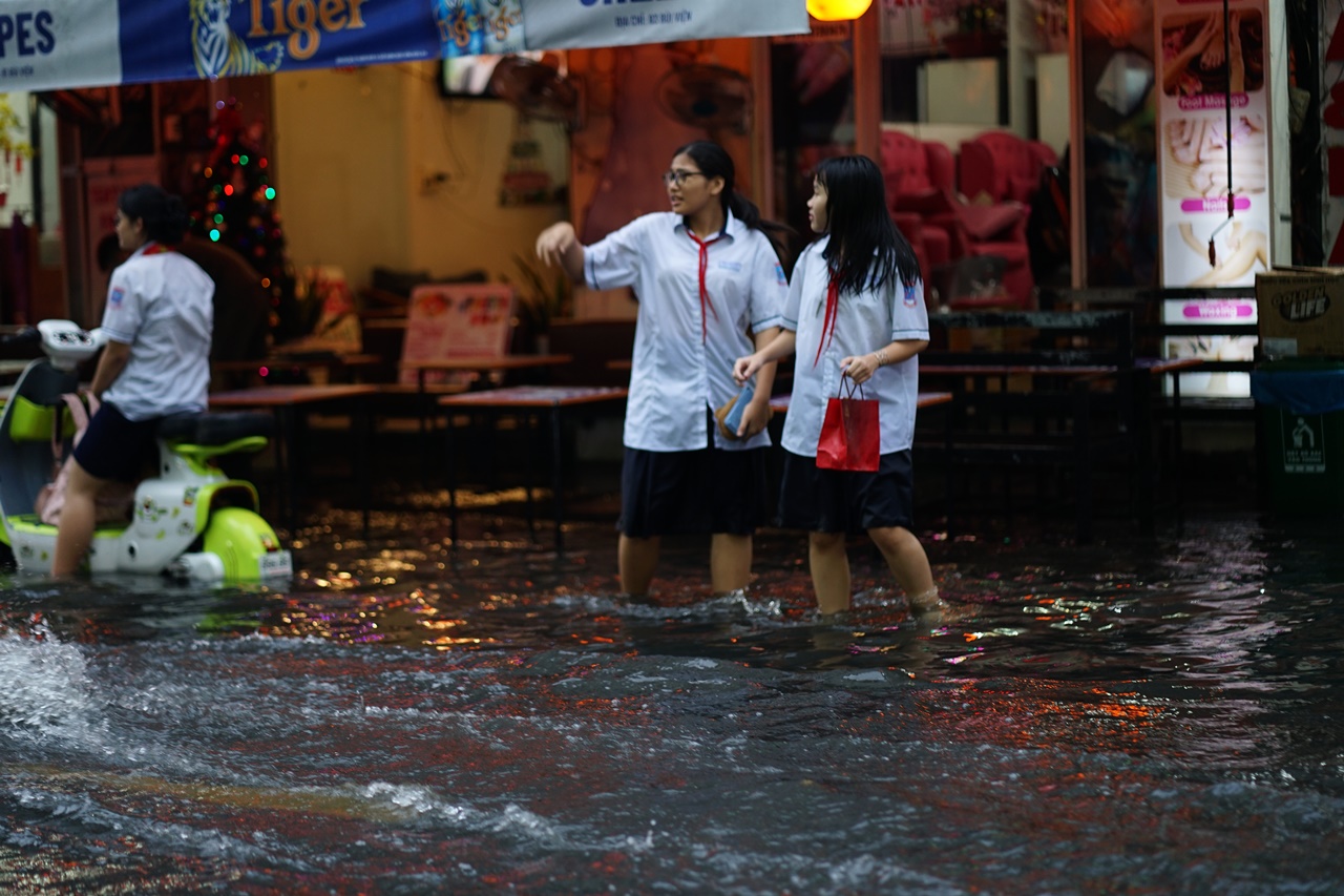 Mưa tr&aacute;i m&ugrave;a chiều Noel, phố B&ugrave;i Viện ngập, người d&acirc;n TP.HCM thấp thỏm kế hoạch xuống phố- Ảnh 7.