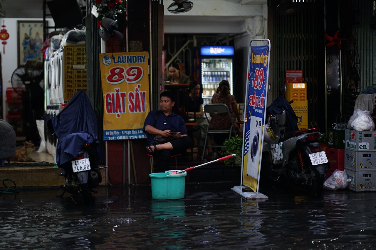 Mưa tr&aacute;i m&ugrave;a chiều Noel, phố B&ugrave;i Viện ngập, người d&acirc;n TP.HCM thấp thỏm kế hoạch xuống phố- Ảnh 6.