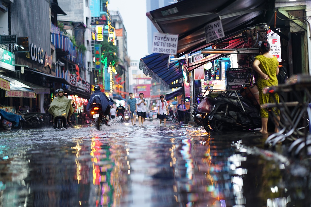 Mưa tr&aacute;i m&ugrave;a chiều Noel, phố B&ugrave;i Viện ngập, người d&acirc;n TP.HCM thấp thỏm kế hoạch xuống phố- Ảnh 3.