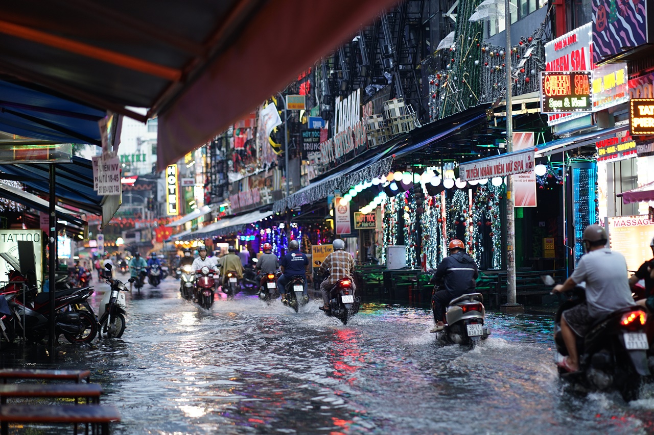 Mưa tr&aacute;i m&ugrave;a chiều Noel, phố B&ugrave;i Viện ngập, người d&acirc;n TP.HCM thấp thỏm kế hoạch xuống phố- Ảnh 2.