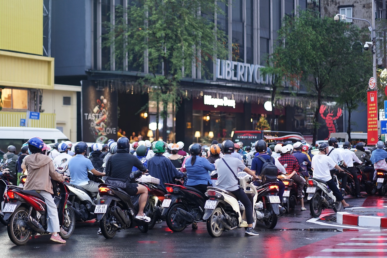 Mưa tr&aacute;i m&ugrave;a chiều Noel, phố B&ugrave;i Viện ngập, người d&acirc;n TP.HCM thấp thỏm kế hoạch xuống phố- Ảnh 1.