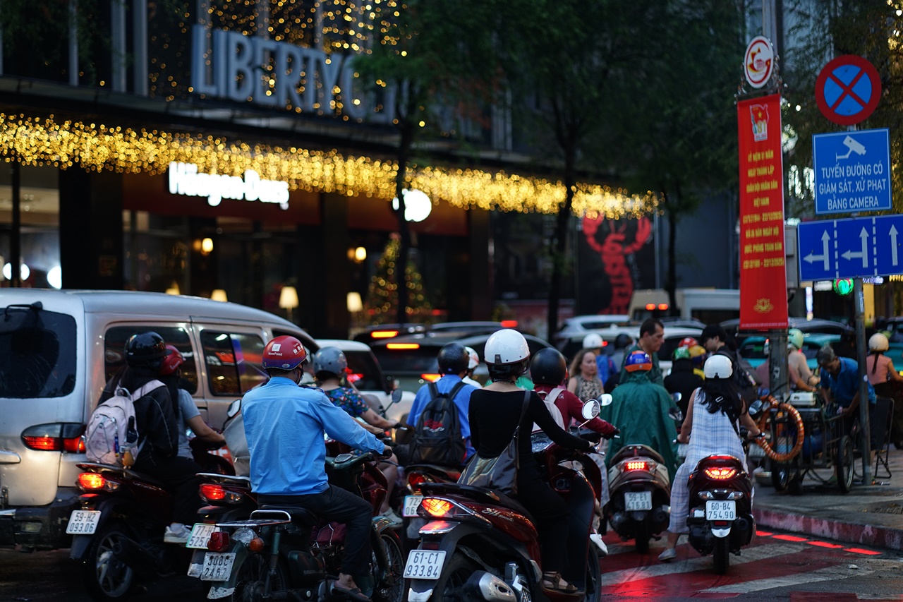 Mưa tr&aacute;i m&ugrave;a chiều Noel, phố B&ugrave;i Viện ngập, người d&acirc;n TP.HCM thấp thỏm kế hoạch xuống phố- Ảnh 4.