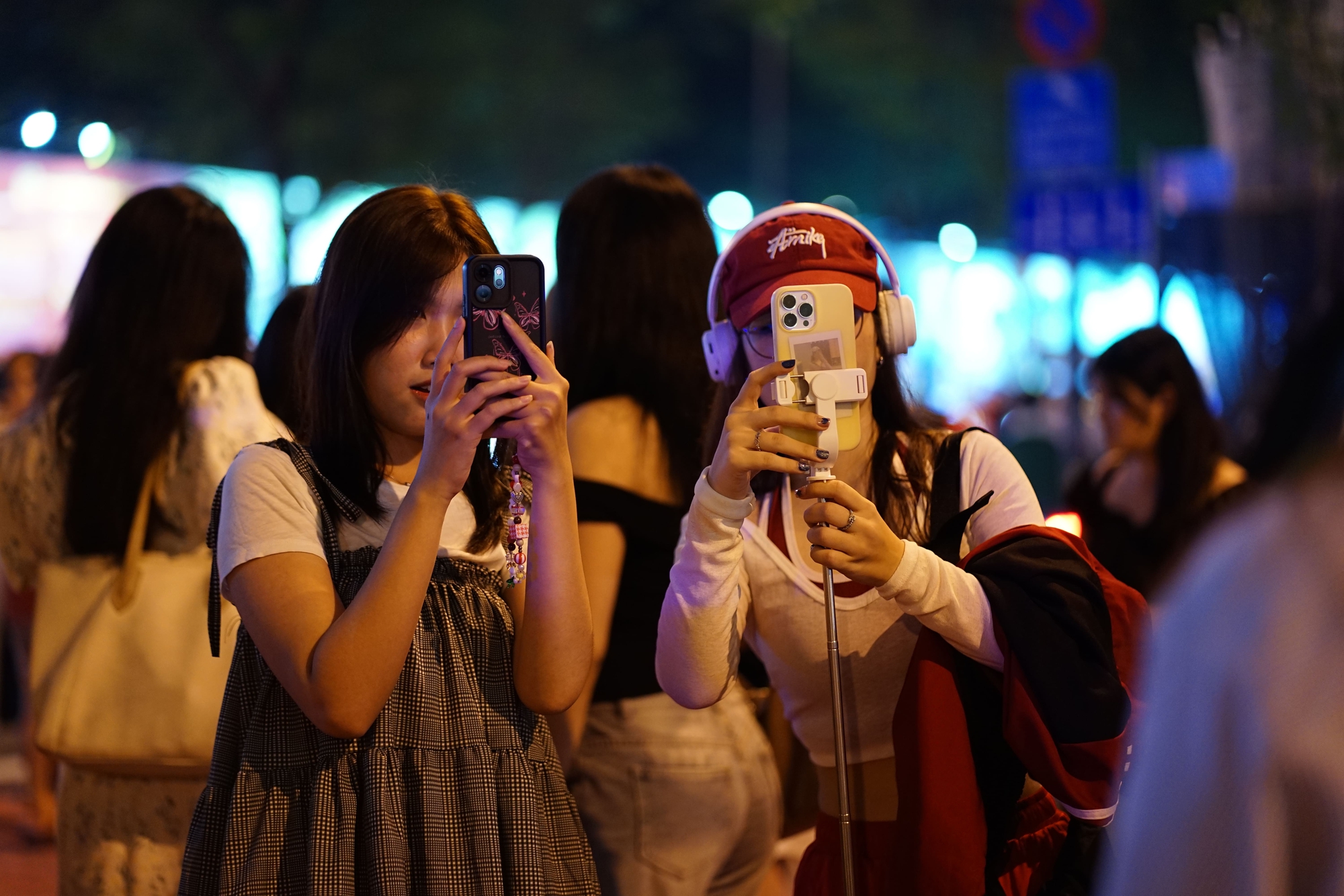 Đ&ecirc;m Noel 24/12: X&oacute;m đạo n&ocirc; nức người xe, Nh&agrave; thờ Đức B&agrave; đ&ocirc;ng đ&uacute;c du kh&aacute;ch x&iacute; chỗ chụp h&igrave;nh- Ảnh 15.