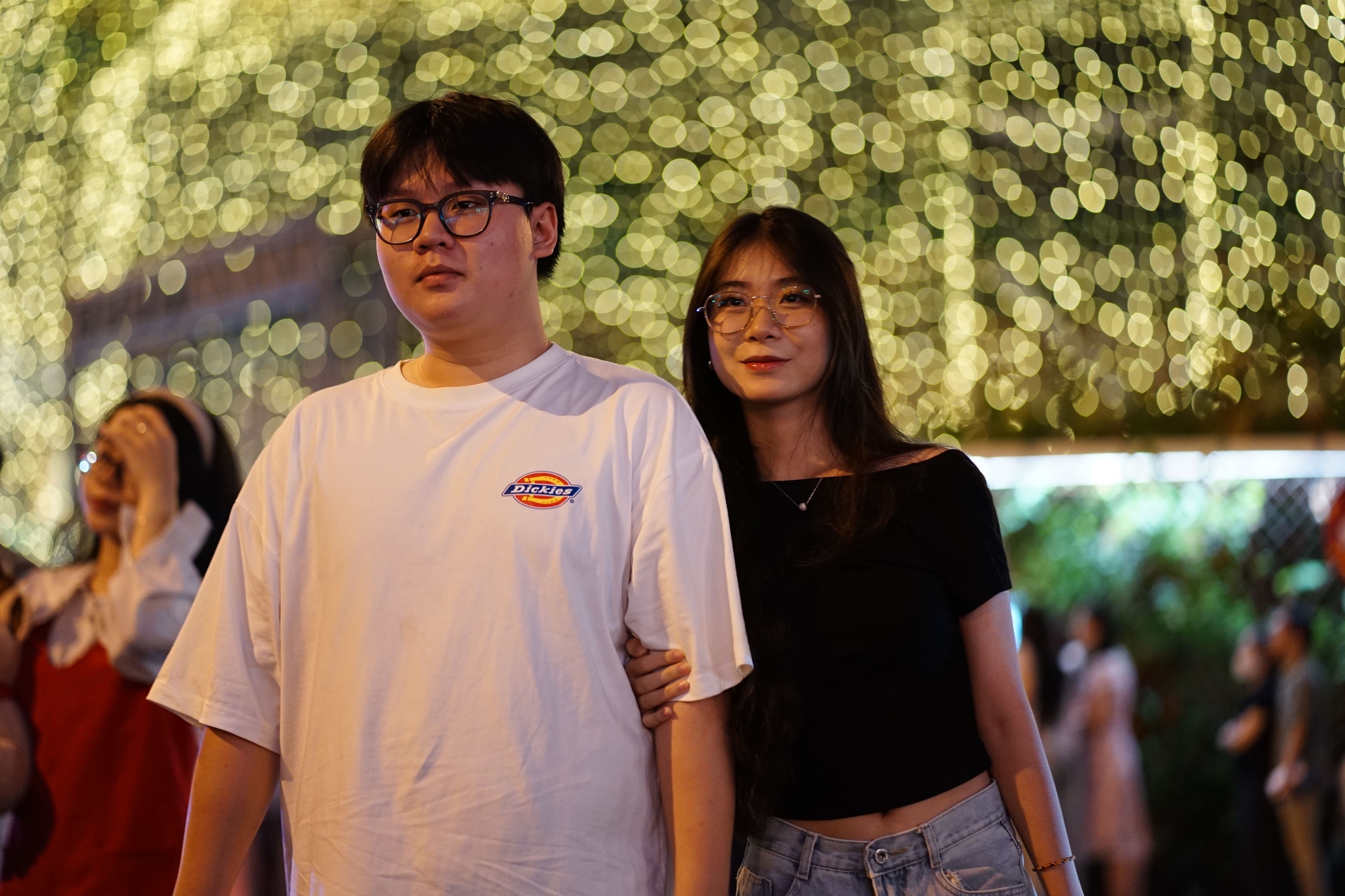 Đ&ecirc;m Noel 24/12: X&oacute;m đạo n&ocirc; nức người xe, Nh&agrave; thờ Đức B&agrave; đ&ocirc;ng đ&uacute;c du kh&aacute;ch x&iacute; chỗ chụp h&igrave;nh- Ảnh 14.