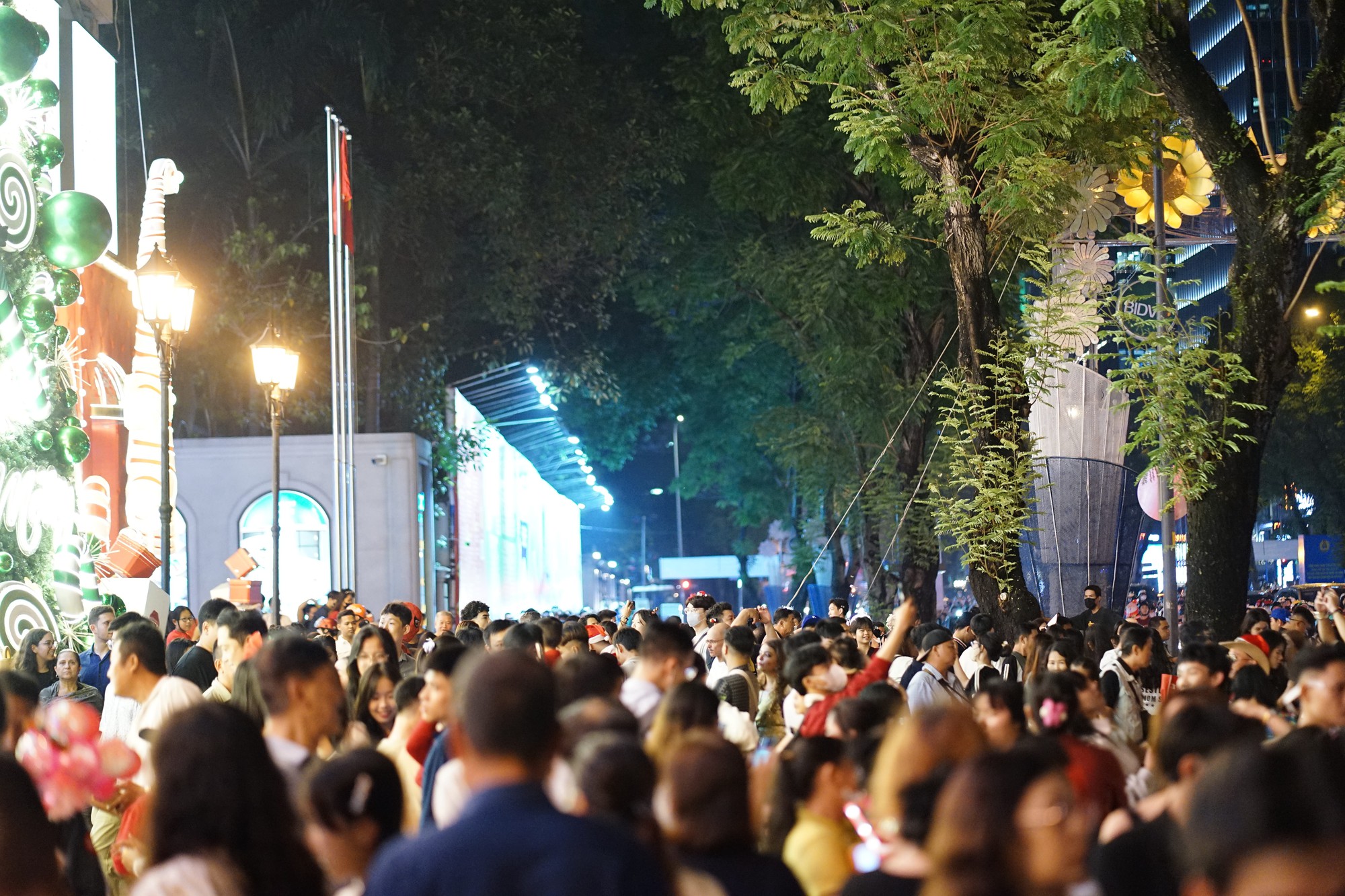 Đ&ecirc;m Noel 24/12: X&oacute;m đạo n&ocirc; nức người xe, Nh&agrave; thờ Đức B&agrave; đ&ocirc;ng đ&uacute;c du kh&aacute;ch x&iacute; chỗ chụp h&igrave;nh- Ảnh 13.