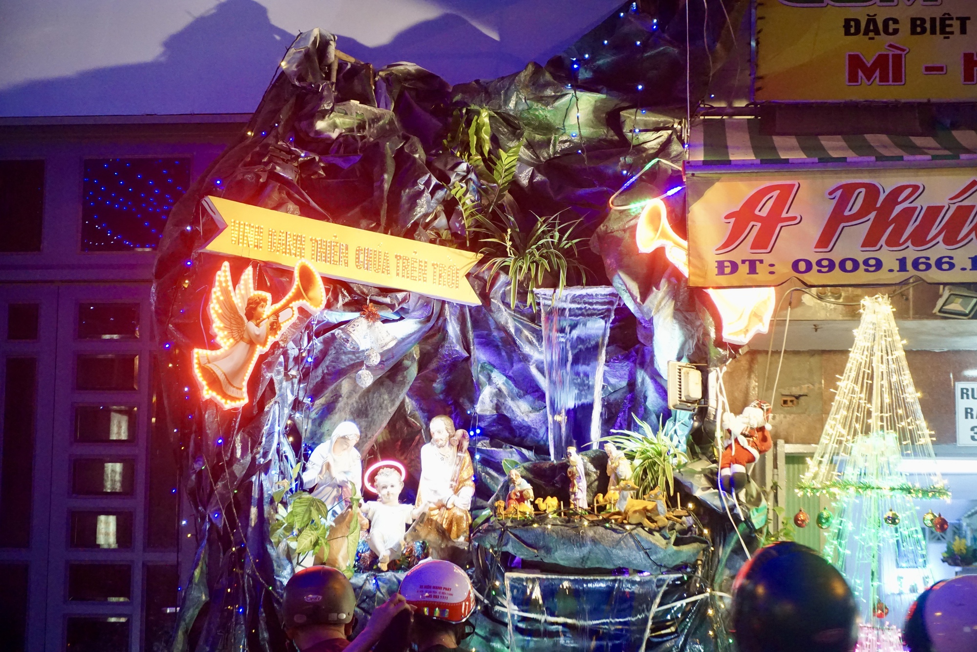 X&oacute;m đạo T&acirc;n Ph&uacute; rực rỡ đ&oacute;n Gi&aacute;ng sinh- Ảnh 7.