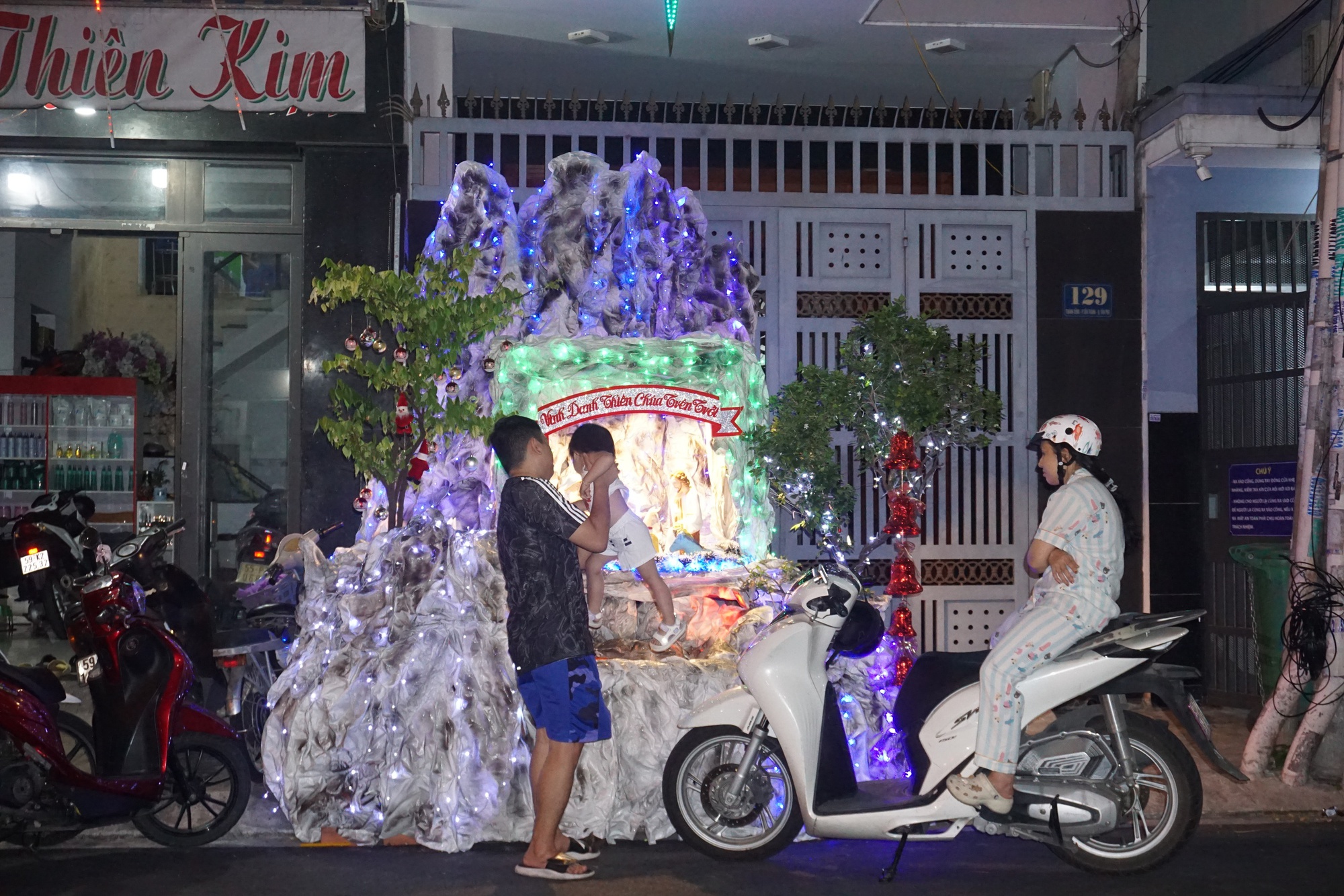 X&oacute;m đạo T&acirc;n Ph&uacute; rực rỡ đ&oacute;n Gi&aacute;ng sinh- Ảnh 5.