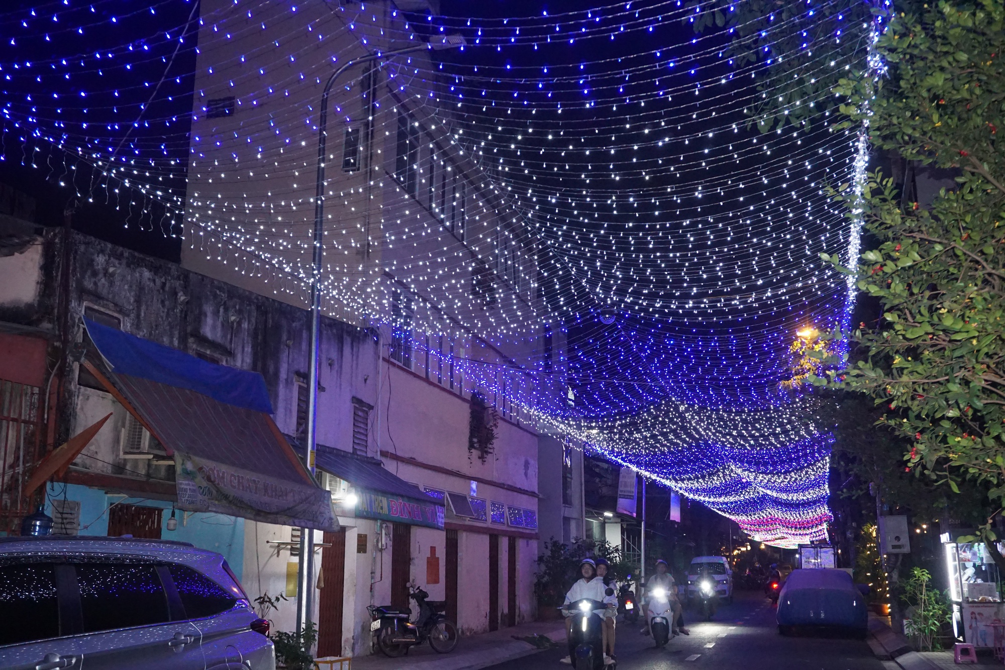 X&oacute;m đạo T&acirc;n Ph&uacute; rực rỡ đ&oacute;n Gi&aacute;ng sinh- Ảnh 2.