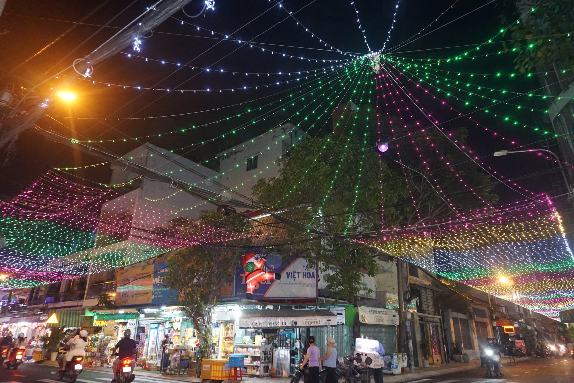 X&oacute;m đạo T&acirc;n Ph&uacute; rực rỡ đ&oacute;n Gi&aacute;ng sinh- Ảnh 1.