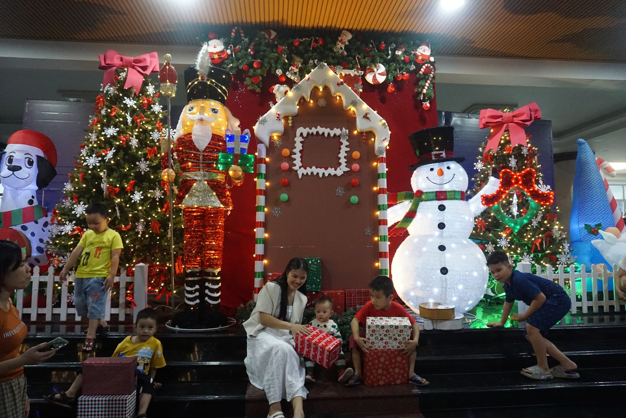 X&oacute;m đạo T&acirc;n Ph&uacute; rực rỡ đ&oacute;n Gi&aacute;ng sinh- Ảnh 11.