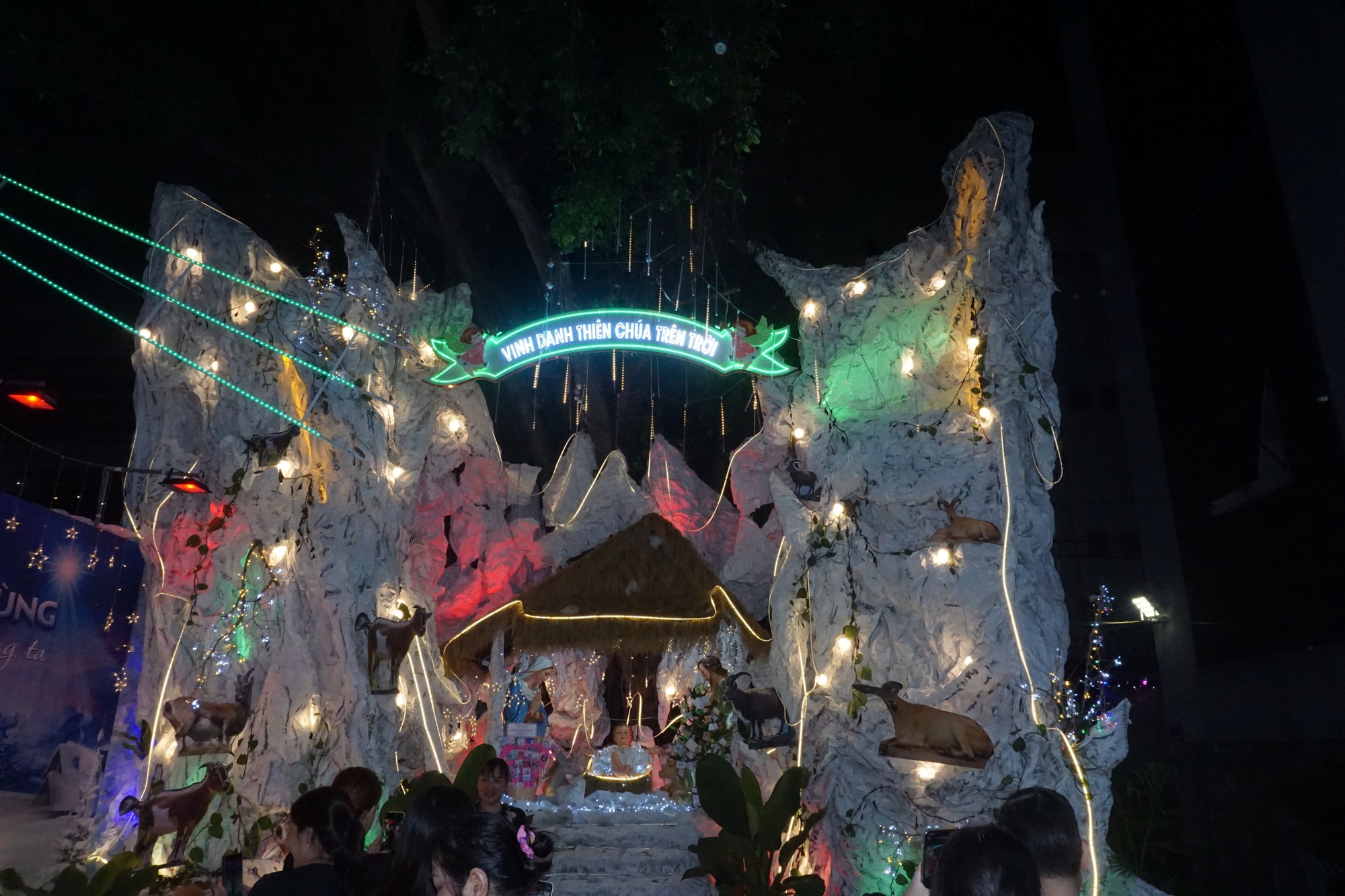 X&oacute;m đạo T&acirc;n Ph&uacute; rực rỡ đ&oacute;n Gi&aacute;ng sinh- Ảnh 6.