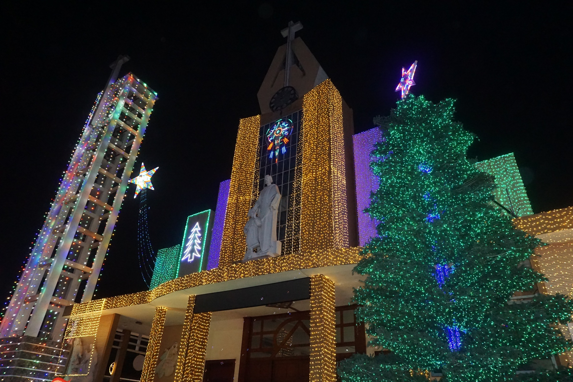 X&oacute;m đạo T&acirc;n Ph&uacute; rực rỡ đ&oacute;n Gi&aacute;ng sinh- Ảnh 10.