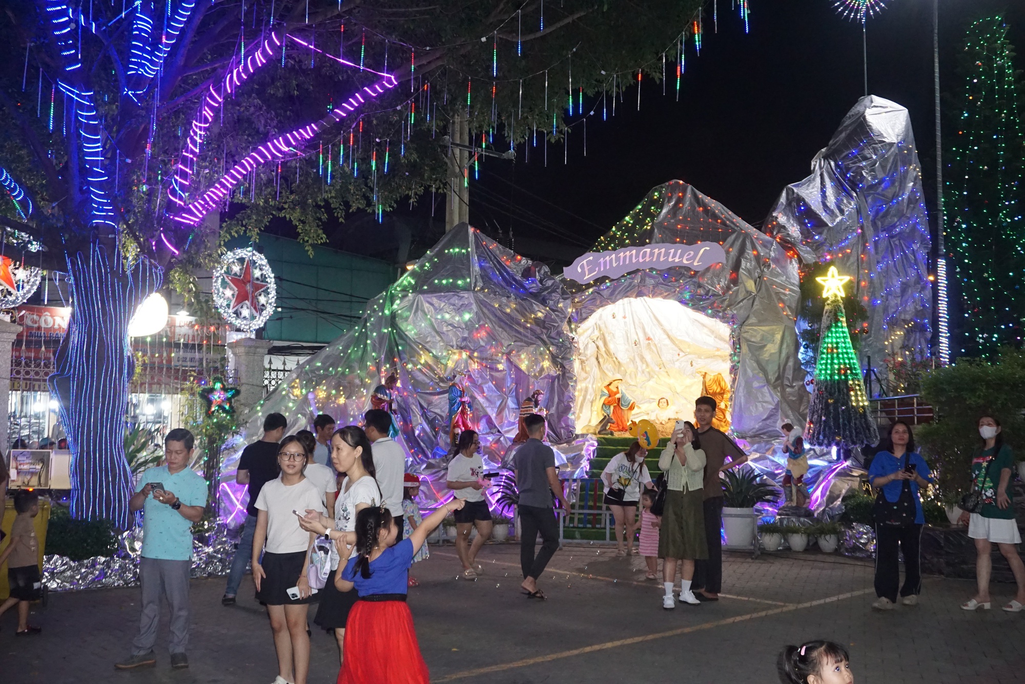 X&oacute;m đạo T&acirc;n Ph&uacute; rực rỡ đ&oacute;n Gi&aacute;ng sinh- Ảnh 9.