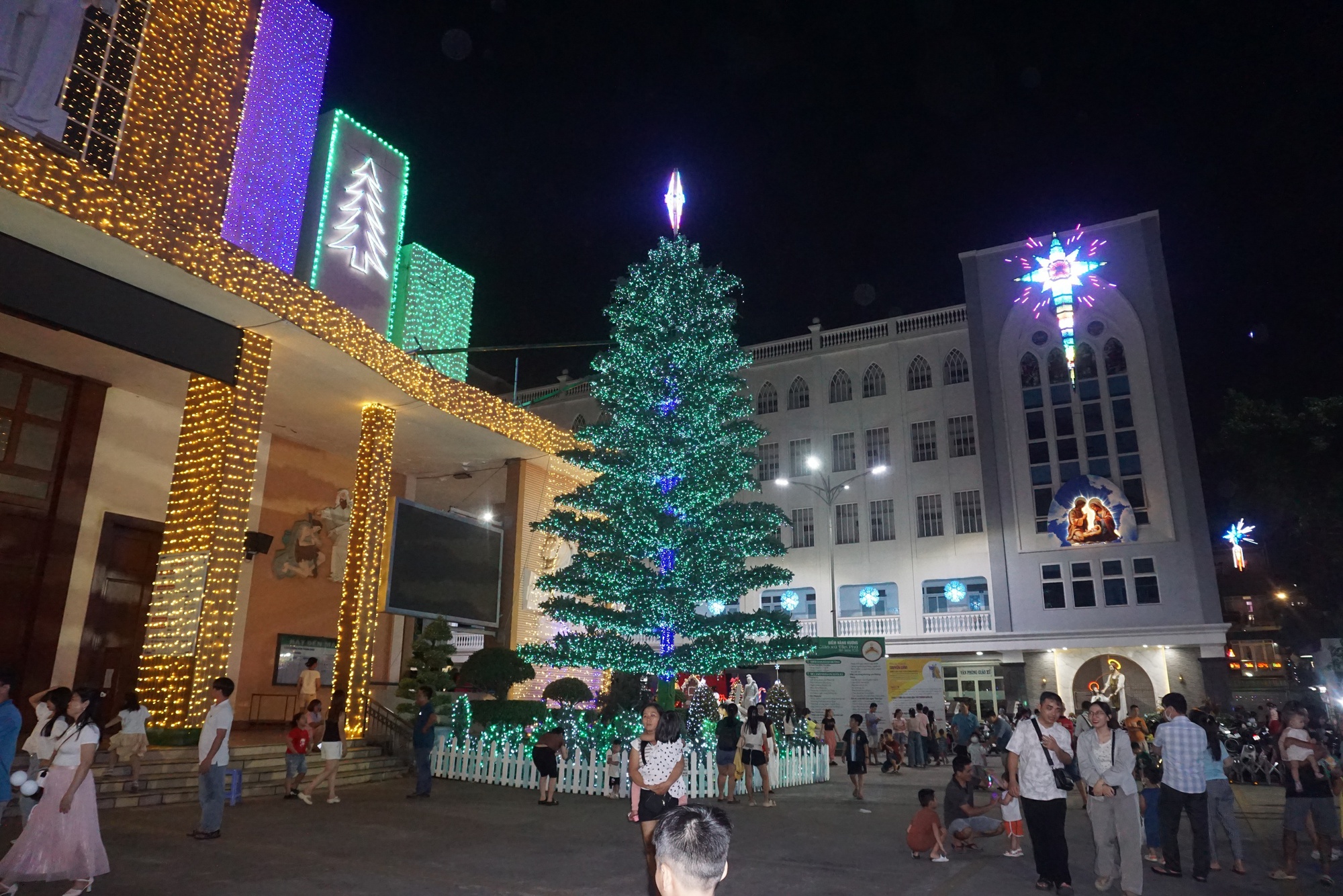 X&oacute;m đạo T&acirc;n Ph&uacute; rực rỡ đ&oacute;n Gi&aacute;ng sinh- Ảnh 8.