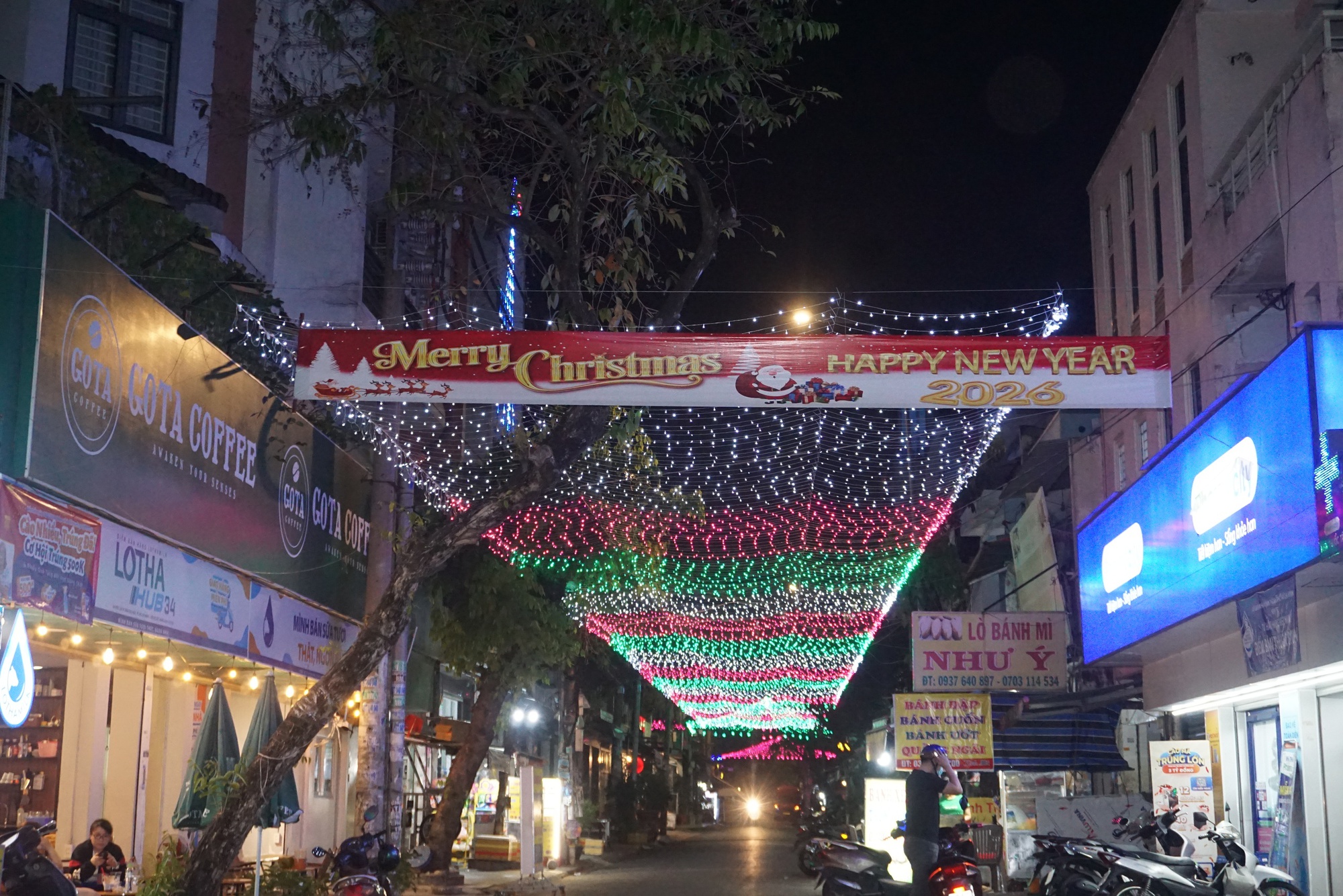 X&oacute;m đạo T&acirc;n Ph&uacute; rực rỡ đ&oacute;n Gi&aacute;ng sinh- Ảnh 4.