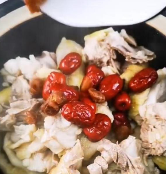 Bữa cơm m&ugrave;a đ&ocirc;ng, khuy&ecirc;n bạn n&ecirc;n ăn 4 m&oacute;n 