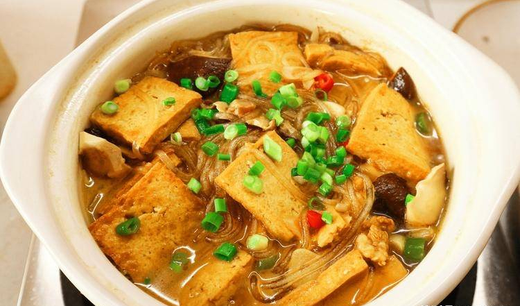 Bữa cơm m&ugrave;a đ&ocirc;ng, khuy&ecirc;n bạn n&ecirc;n ăn 4 m&oacute;n 