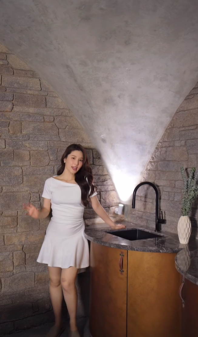 Mỹ nh&acirc;n 33 tuổi l&agrave;m d&acirc;u h&agrave;o m&ocirc;n gia tộc k&iacute;n tiếng, bố mẹ chồng cưng như con g&aacute;i ruột, tặng qu&agrave; cưới g&acirc;y sốc- Ảnh 12.