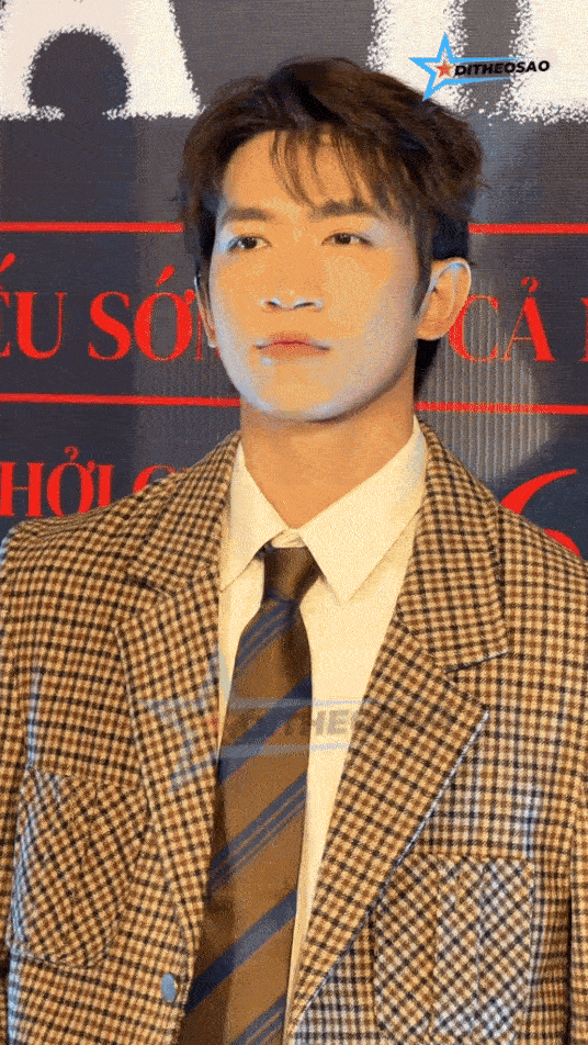 Clip HOT: Mỹ nam Việt vừa bước lên thảm đỏ là cả dàn sao phải chịu thua, camera dí sát rạt không ra khuyết điểm- Ảnh 1. Clip HOT: Mỹ nam Việt vừa bước lên thảm đỏ là cả dàn sao phải chịu thua, camera dí sát rạt không ra khuyết điểm- Ảnh 1.