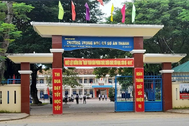 Vụ học sinh đang học bị gọi ra qu&eacute;t r&aacute;c giữa trời nắng: Y&ecirc;u cầu kỷ luật ph&oacute; hiệu trưởng- Ảnh 1.