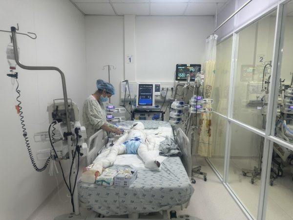 96 ng&agrave;y gi&agrave;nh sự sống của cậu b&eacute; 5 tuổi bị cha đốt xăng bỏng đến 80%: &ldquo;Ph&eacute;p m&agrave;u từ nghị lực phi thường&rdquo;- Ảnh 1.