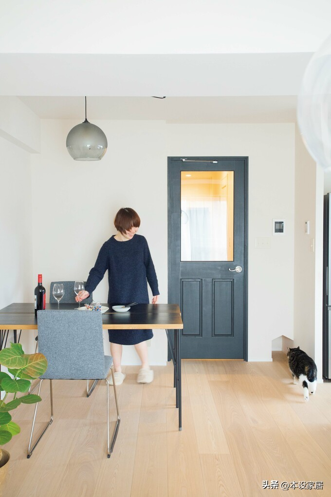 Ở tuổi 38 sống một m&igrave;nh trong căn hộ 47m&sup2;, c&ocirc; g&aacute;i g&acirc;y &ldquo;cho&aacute;ng&rdquo; v&igrave; nh&agrave; qu&aacute; sạch - cuộc sống thư th&aacute;i bất ngờ- Ảnh 11.