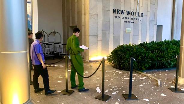 Người nước ngo&agrave;i nghi rơi lầu ở New World Hoiana, camera ghi cảnh 2 người vội v&atilde; rời đi- Ảnh 3.