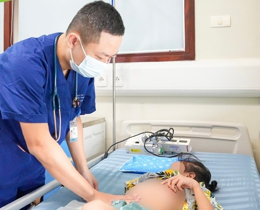 B&eacute; 6 tuổi bị suy đa tạng, phải sử dụng tim phổi nh&acirc;n tạo v&igrave; mắc c&uacute;m A- Ảnh 1.