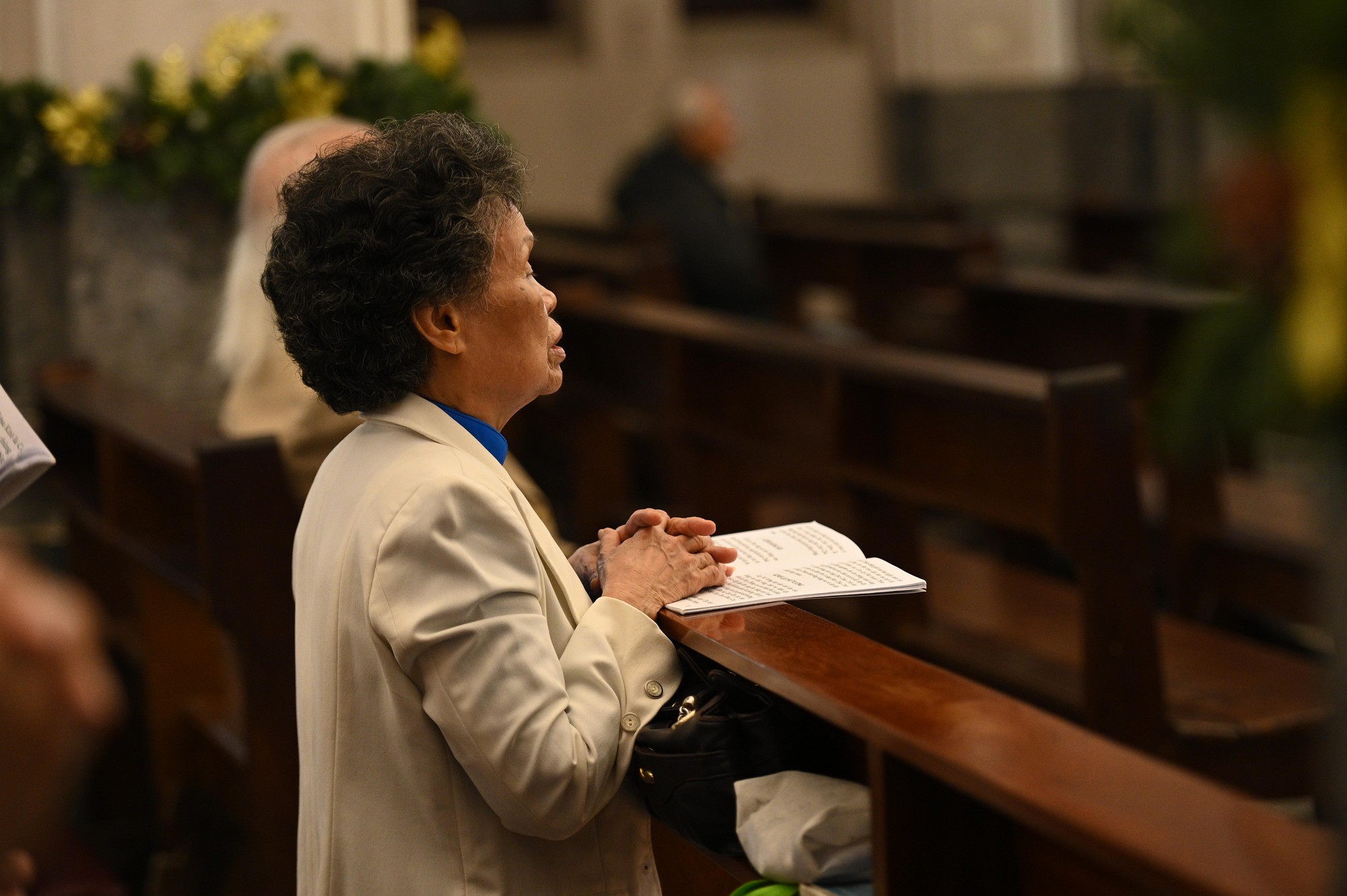 
TP.HCM bất ngờ đổ mưa đ&ecirc;m Noel: Những khoảnh khắc tr&aacute;i ngược giữa phố- Ảnh 4.