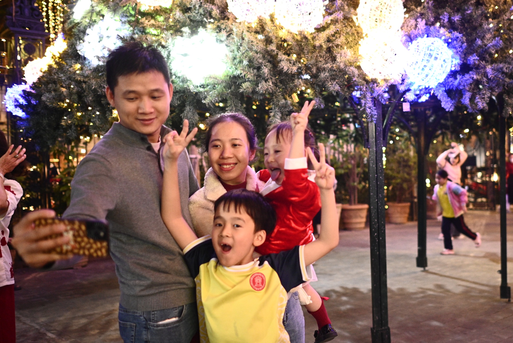 
TP.HCM bất ngờ đổ mưa đ&ecirc;m Noel: Những khoảnh khắc tr&aacute;i ngược giữa phố- Ảnh 2.