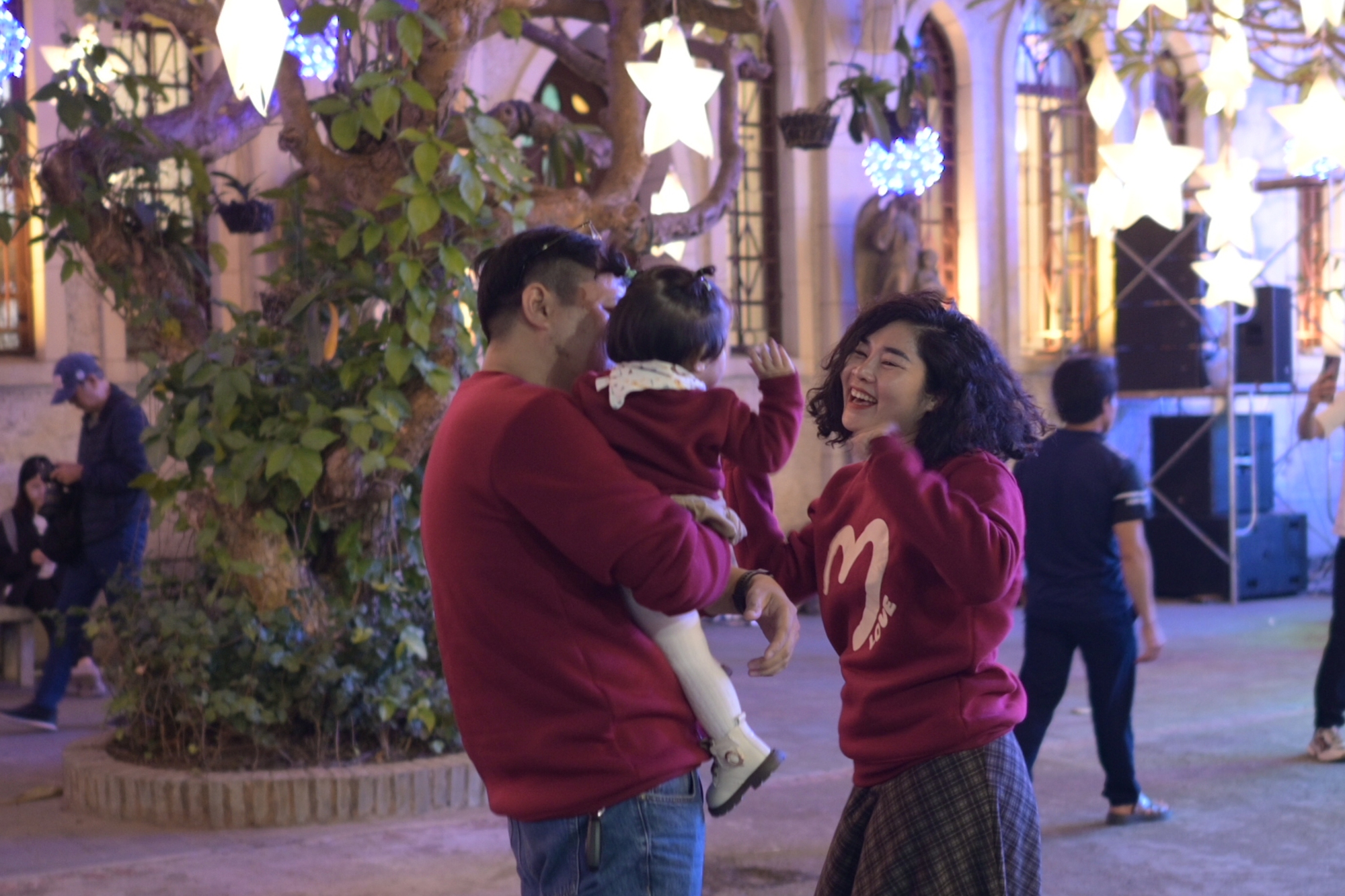 
TP.HCM bất ngờ đổ mưa đ&ecirc;m Noel: Những khoảnh khắc tr&aacute;i ngược giữa phố- Ảnh 1.