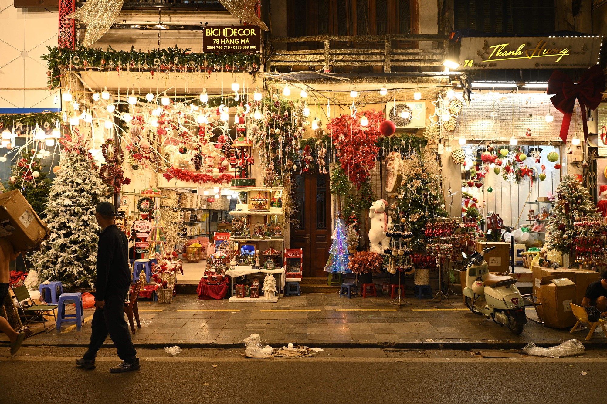 
TP.HCM bất ngờ đổ mưa đ&ecirc;m Noel: Những khoảnh khắc tr&aacute;i ngược giữa phố- Ảnh 8.