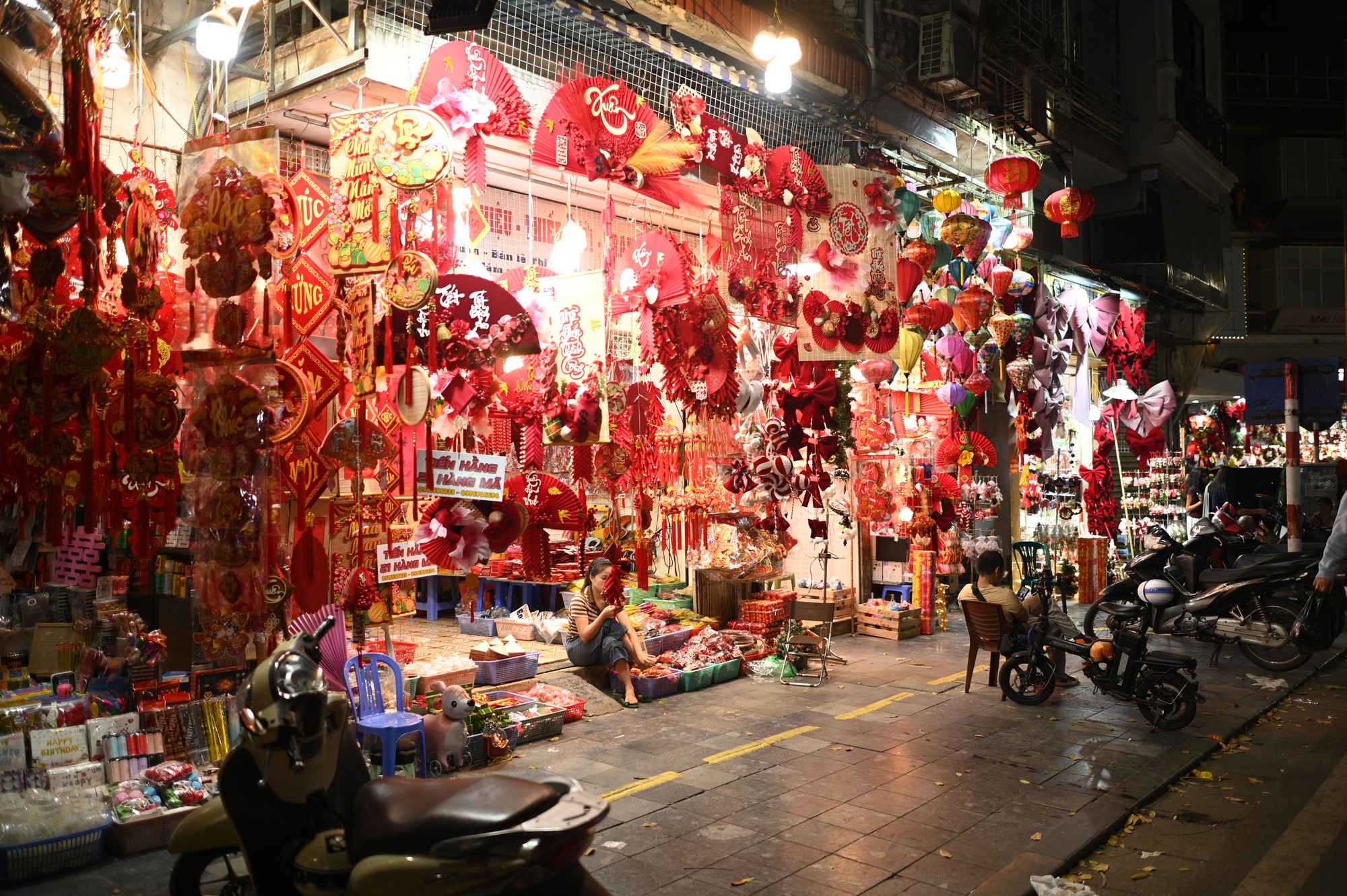 
TP.HCM bất ngờ đổ mưa đ&ecirc;m Noel: Những khoảnh khắc tr&aacute;i ngược giữa phố- Ảnh 5.