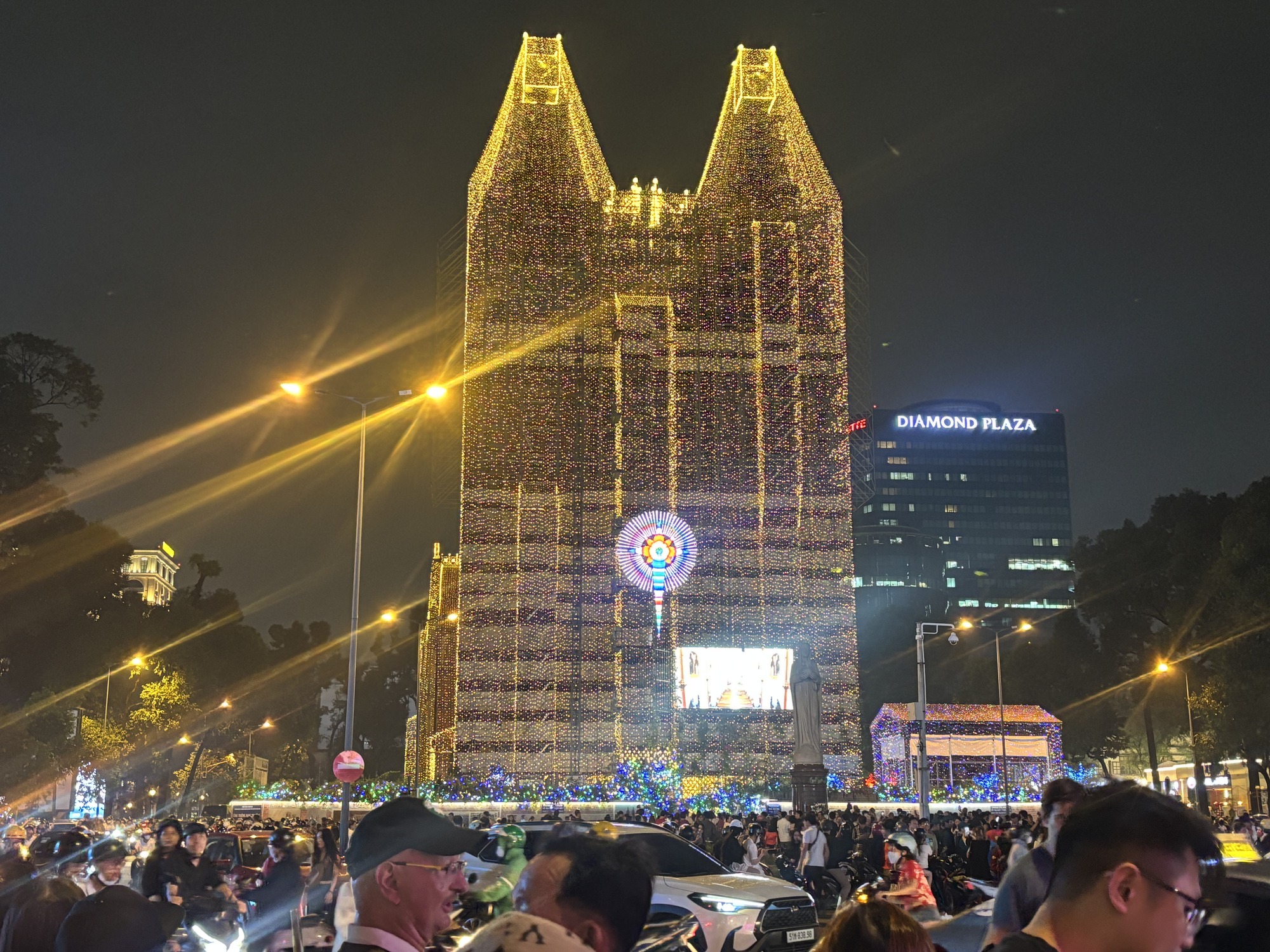 Đ&ecirc;m 24/12: H&agrave;ng M&atilde; qu&aacute; kh&aacute;c lạ, du kh&aacute;ch chen ch&uacute;c nhau chụp ảnh ở Nh&agrave; thờ Đức B&agrave;- Ảnh 9.