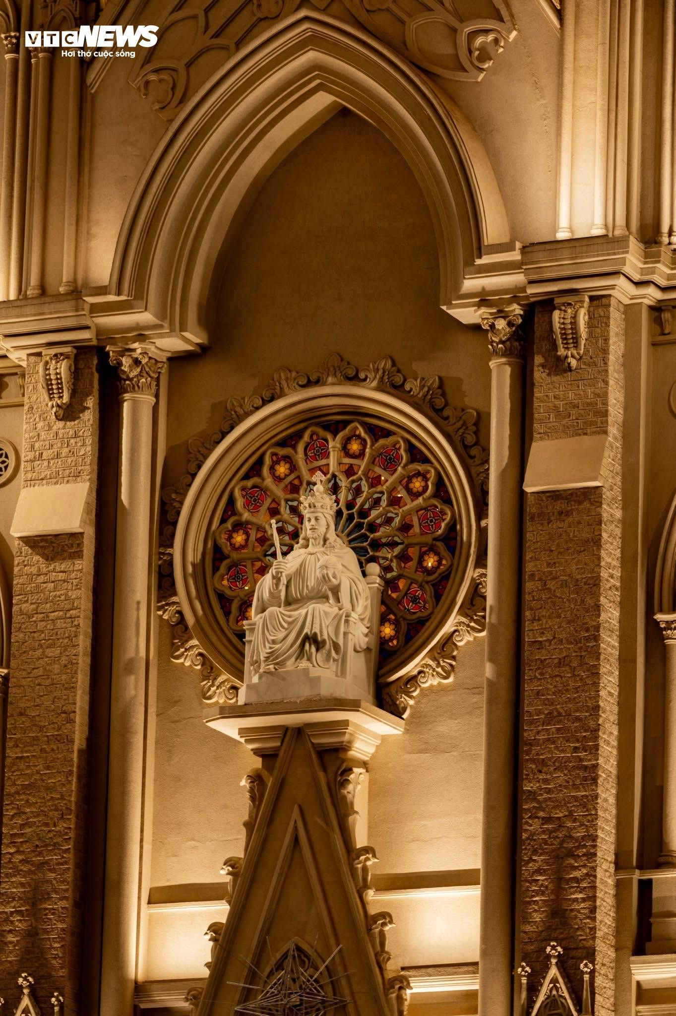 Nh&agrave; thờ ở TP.HCM như cung điện ch&acirc;u &Acirc;u rực rỡ trong đ&ecirc;m Gi&aacute;ng sinh- Ảnh 4.