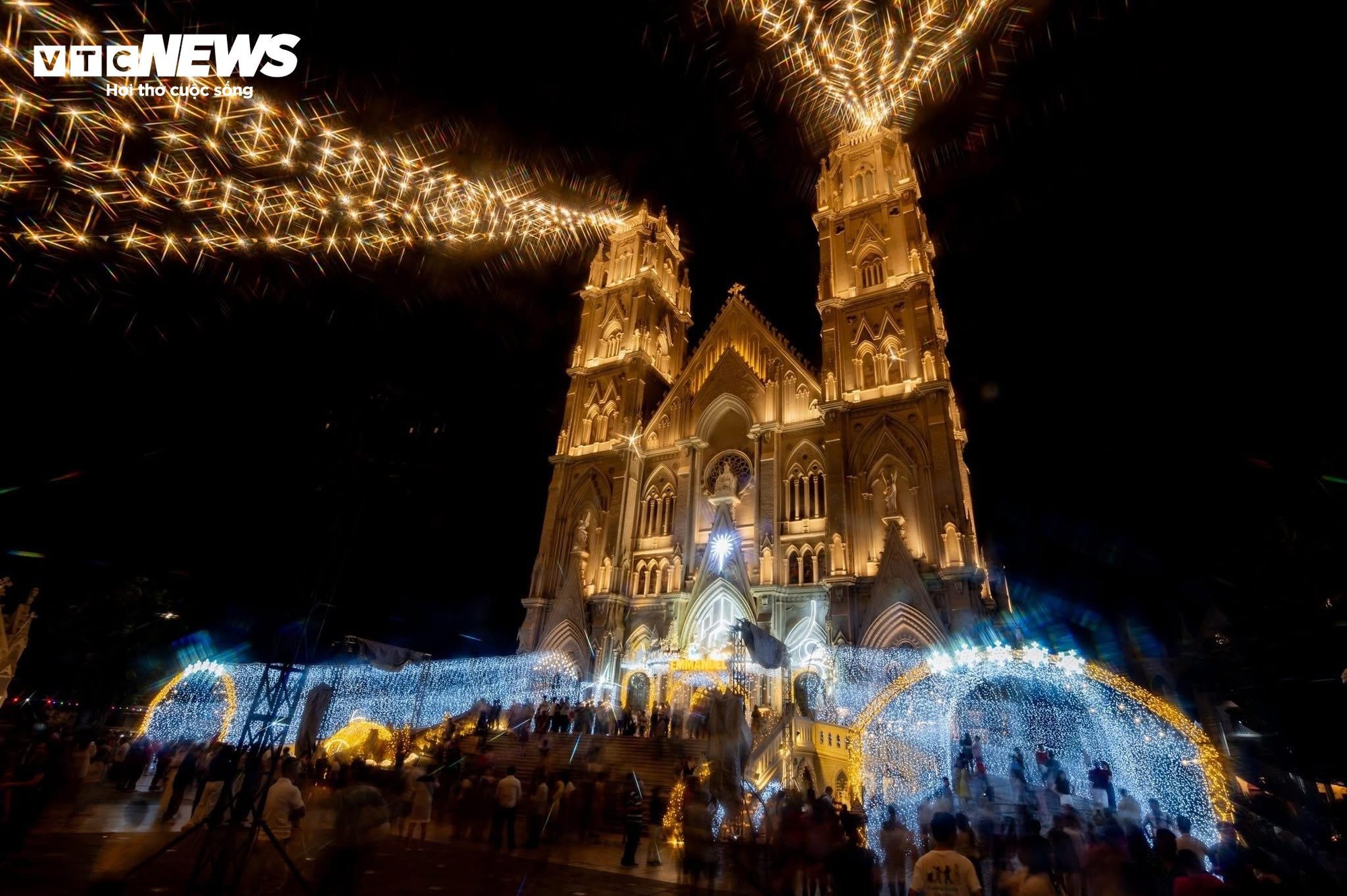 Nh&agrave; thờ ở TP.HCM như cung điện ch&acirc;u &Acirc;u rực rỡ trong đ&ecirc;m Gi&aacute;ng sinh- Ảnh 9.