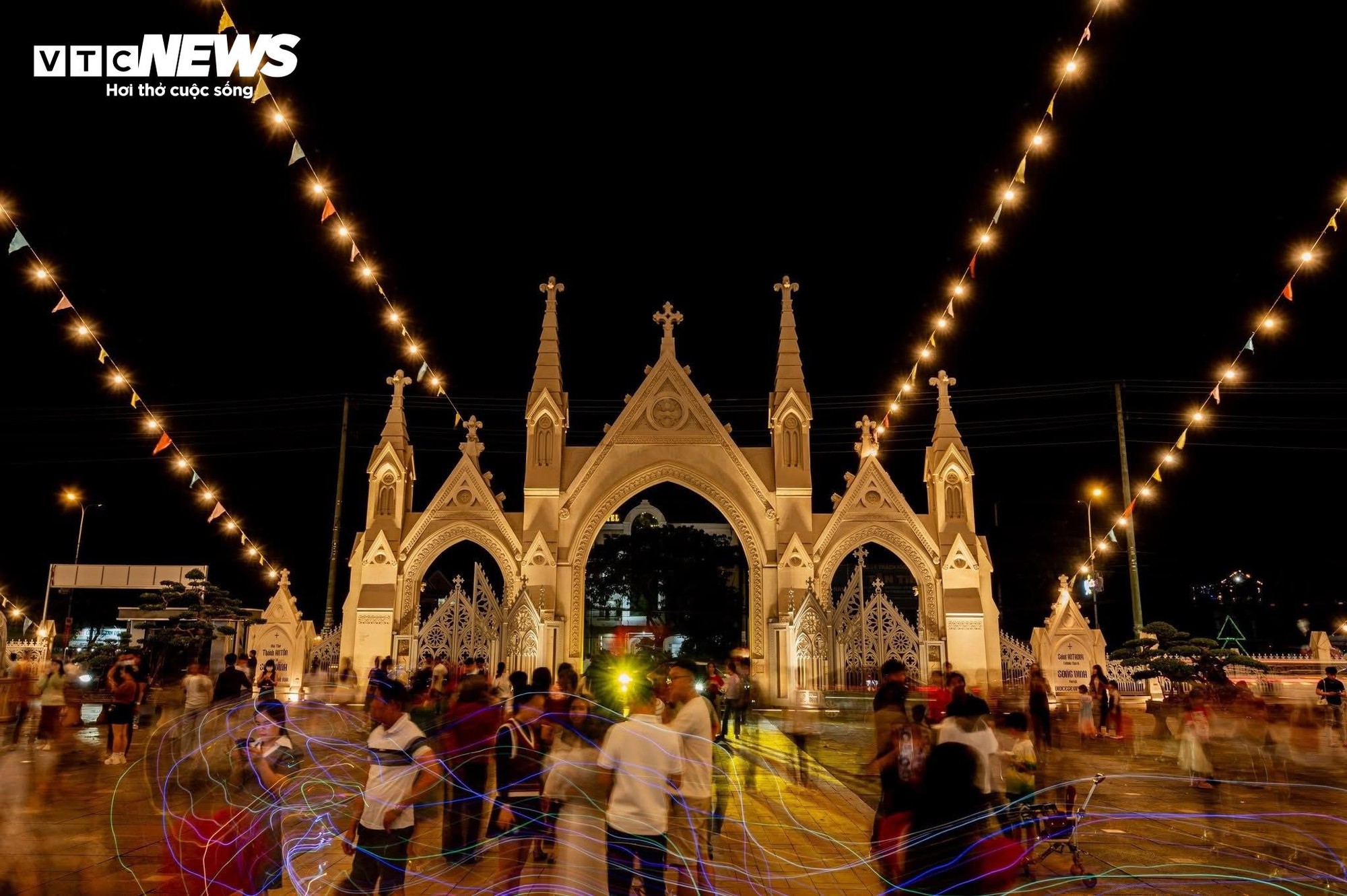 Nh&agrave; thờ ở TP.HCM như cung điện ch&acirc;u &Acirc;u rực rỡ trong đ&ecirc;m Gi&aacute;ng sinh- Ảnh 8.