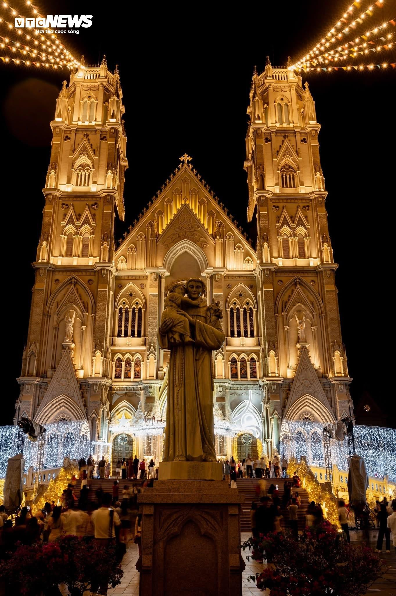 Nh&agrave; thờ ở TP.HCM như cung điện ch&acirc;u &Acirc;u rực rỡ trong đ&ecirc;m Gi&aacute;ng sinh- Ảnh 3.