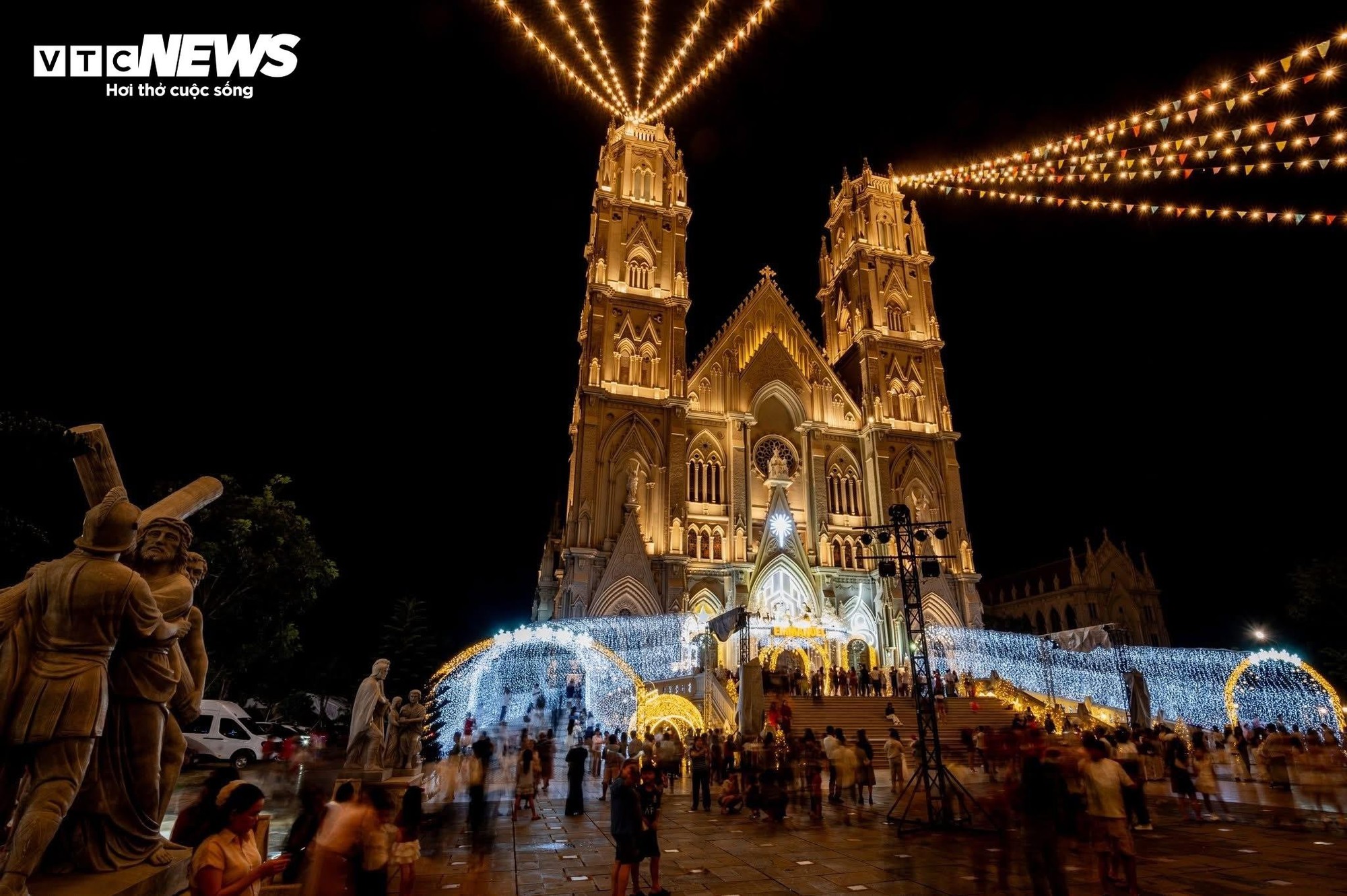 Nh&agrave; thờ ở TP.HCM như cung điện ch&acirc;u &Acirc;u rực rỡ trong đ&ecirc;m Gi&aacute;ng sinh- Ảnh 2.