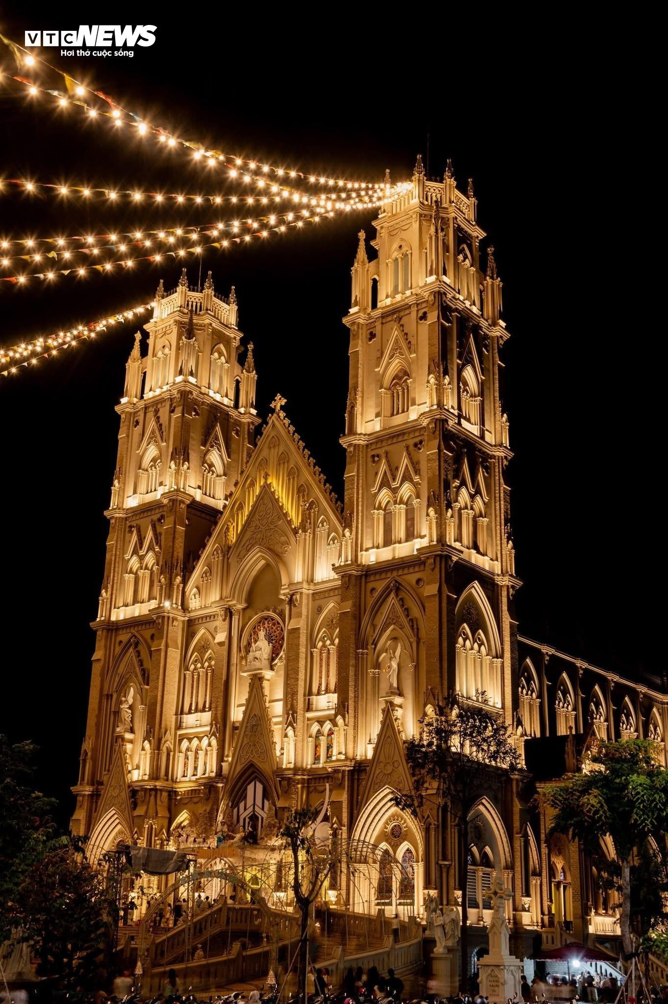 Nh&agrave; thờ ở TP.HCM như cung điện ch&acirc;u &Acirc;u rực rỡ trong đ&ecirc;m Gi&aacute;ng sinh- Ảnh 6.