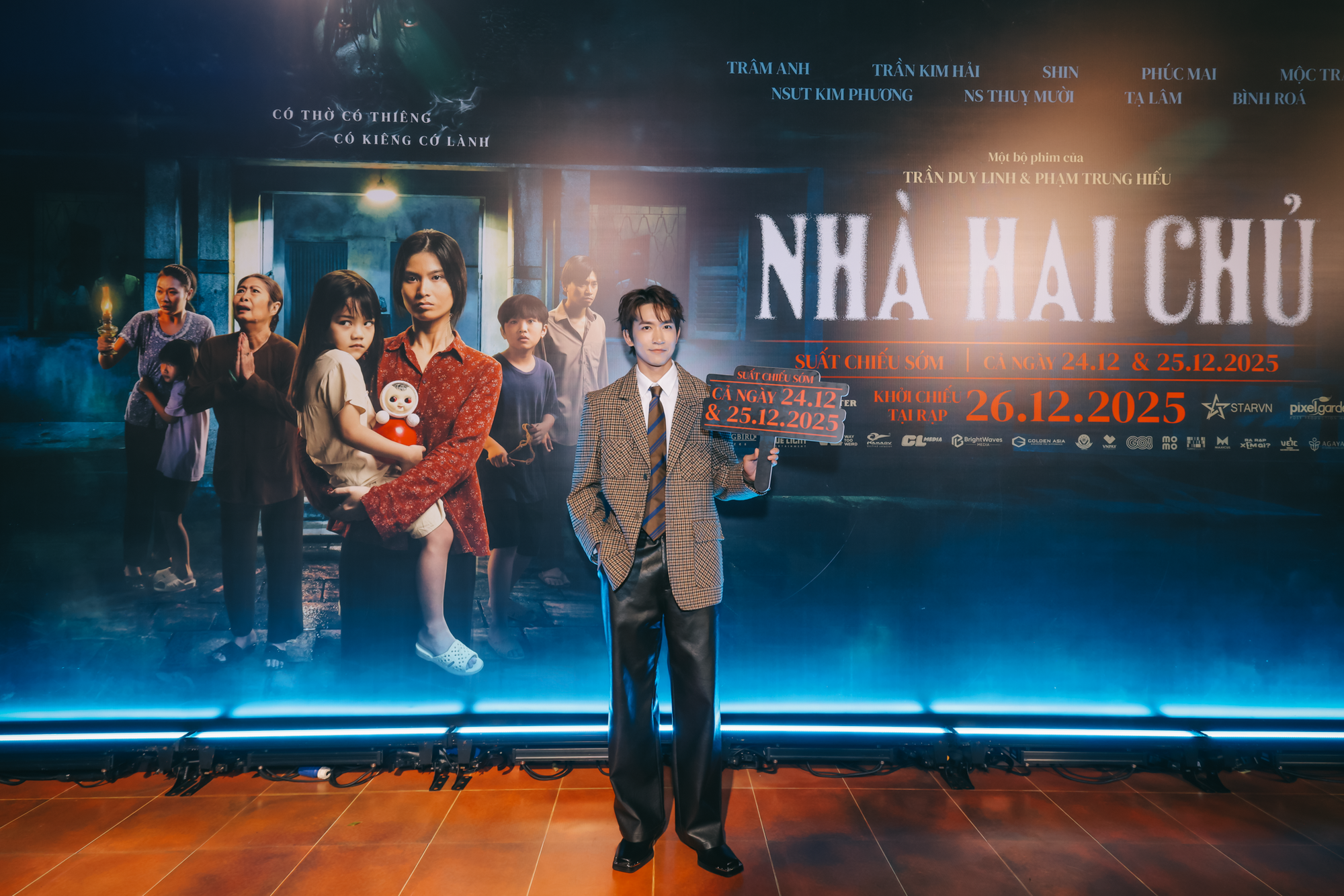 Clip HOT: Mỹ nam Việt vừa bước lên thảm đỏ là cả dàn sao phải chịu thua, camera dí sát rạt không ra khuyết điểm- Ảnh 2. Clip HOT: Mỹ nam Việt vừa bước lên thảm đỏ là cả dàn sao phải chịu thua, camera dí sát rạt không ra khuyết điểm- Ảnh 2.