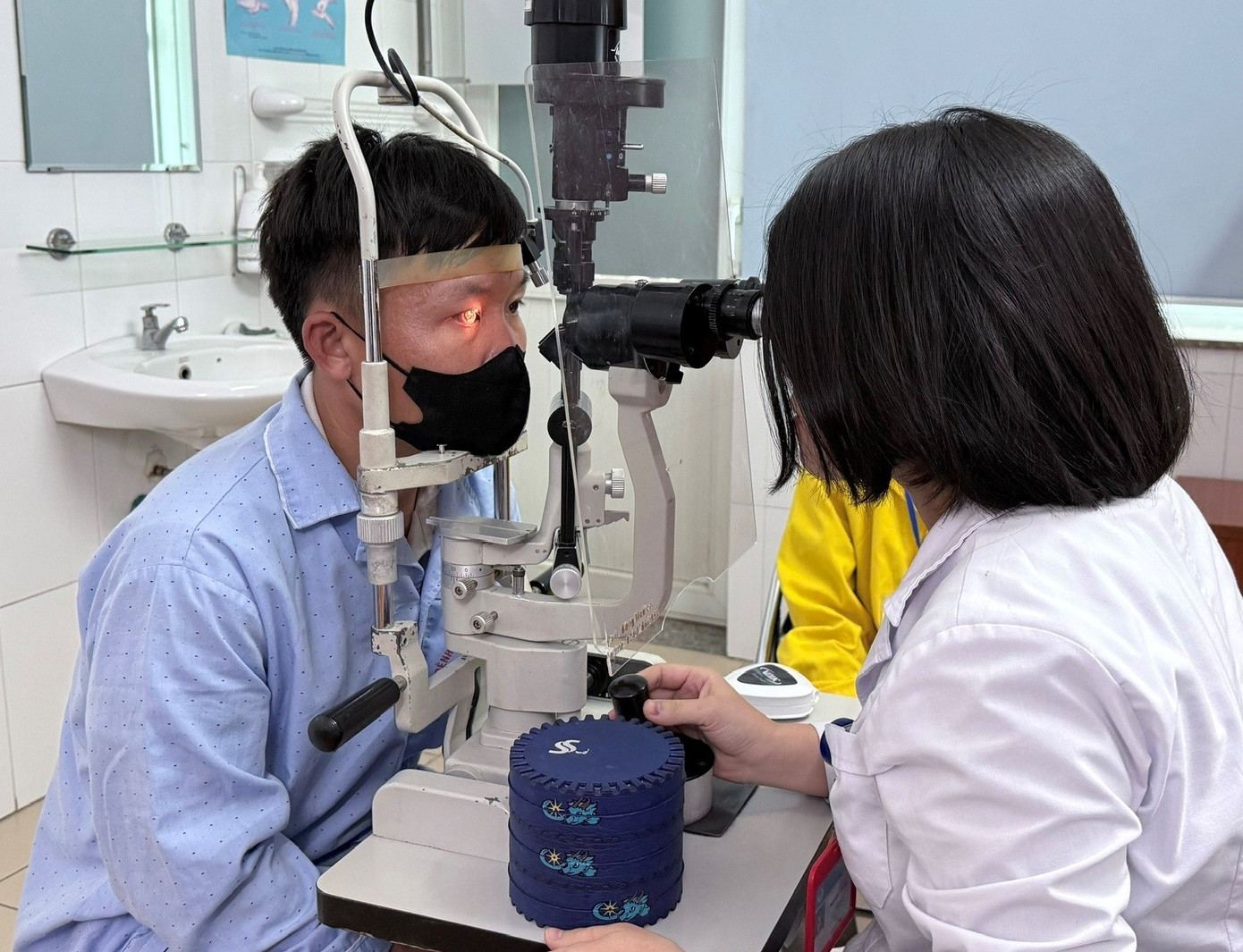 Nam thanh ni&ecirc;n bị liệt mắt v&igrave; hội chứng di truyền &lsquo;xưa nay hiếm&rsquo;- Ảnh 1.