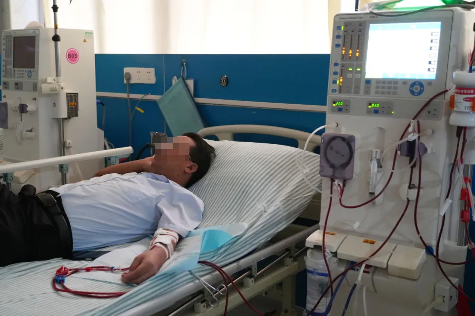 Nam c&ocirc;ng nh&acirc;n 45 tuổi suy thận: S&aacute;ng đạp m&aacute;y may, đ&ecirc;m nằm lọc m&aacute;u, đồng nghiệp cũng l&agrave; đồng bệnh...- Ảnh 4.