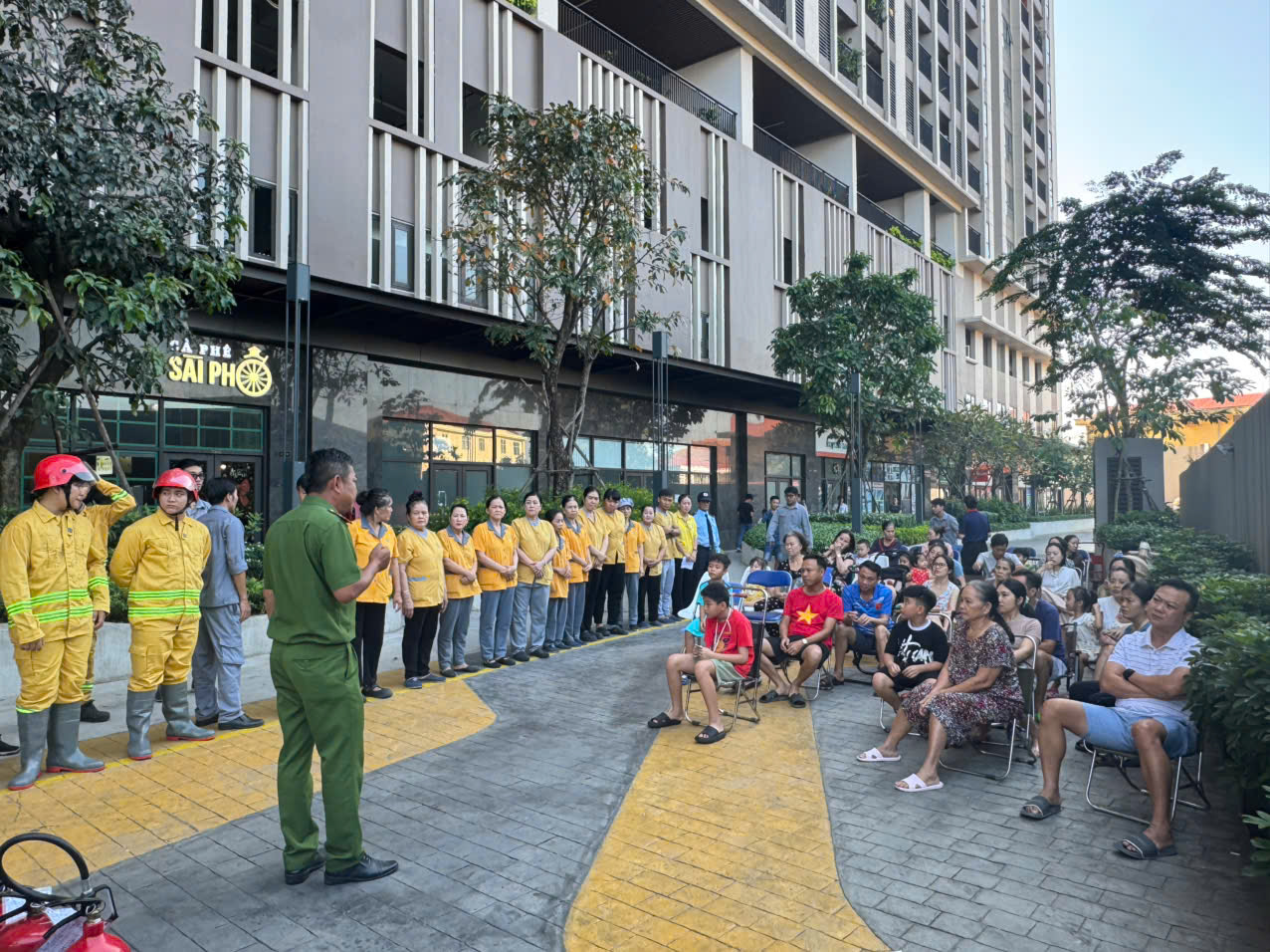 Một đội chữa ch&aacute;y v&agrave; cứu nạn cứu hộ ở TPHCM cứu t&agrave;i sản 200 tỉ đồng cho doanh nghiệp- Ảnh 2.