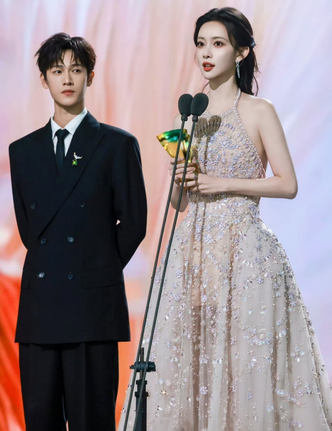 C&uacute; ng&atilde; khiến 400 triệu người trầm trồ- Ảnh 1.