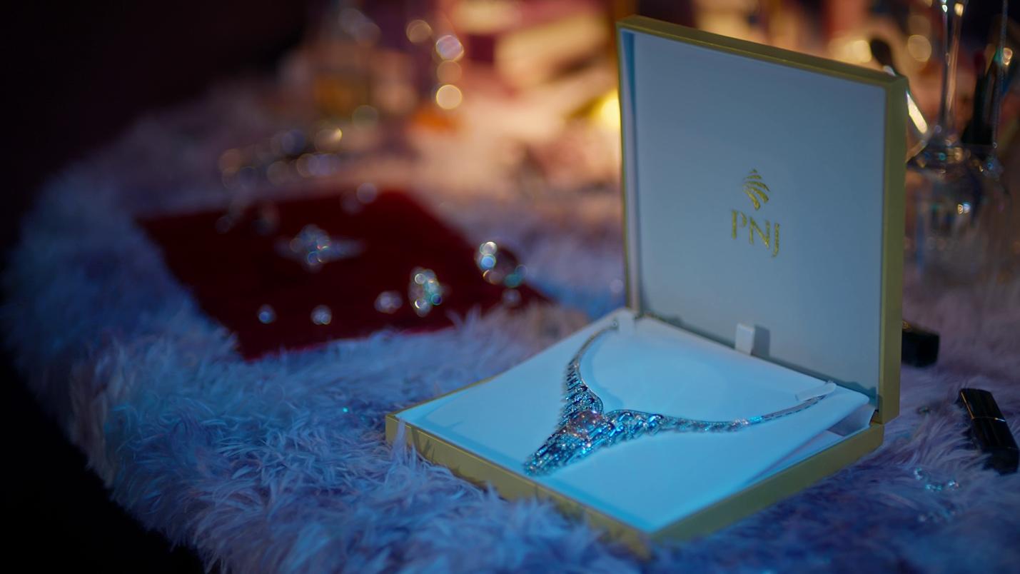 Bảo Anh trở lại đầy quyền lực trong MV mới, khoe visual sang chảnh c&ugrave;ng trang sức PNJ- Ảnh 2.