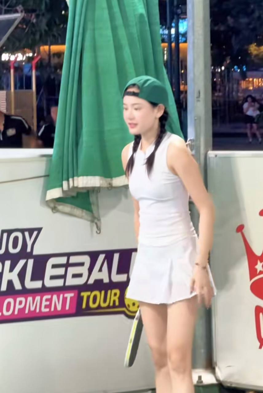 Chỉ v&agrave;i khoảnh khắc Hiền Hồ chơi pickleball c&ugrave;ng Ngọc Trinh th&ocirc;i m&agrave; khiến netizen kh&ocirc;ng thể rời mắt: Visual trắng ph&aacute;t s&aacute;ng- Ảnh 1.